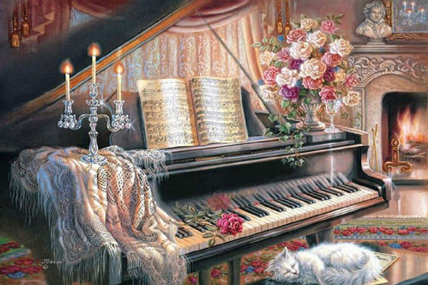 Diamond Painting eines Klaviers mit Notenblättern, Kerzenleuchter, Rosen und einer schlafenden Katze am Kamin. 
