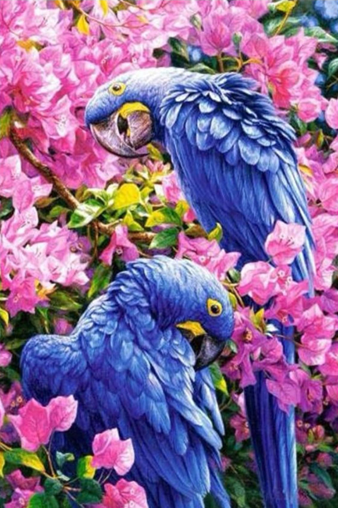 Diamond Painting von zwei blauen Papageien inmitten einer Fülle von rosa Blüten. 
