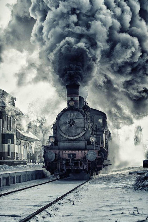 Diamond Painting einer alten Dampflokomotive am Bahnhof mit riesiger Rauchwolke im Winter. 
