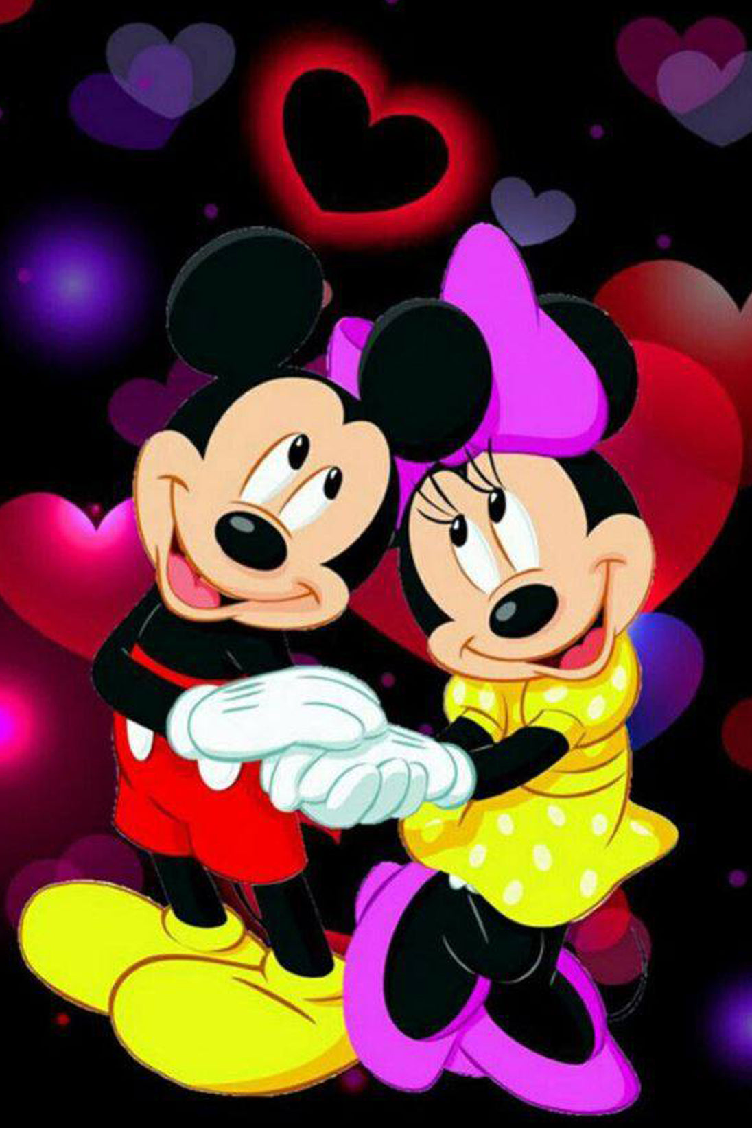 Diamond Painting mit Mickey Mouse und Minnie Mouse vor leuchtenden Herzen auf schwarzem Hintergrund.
