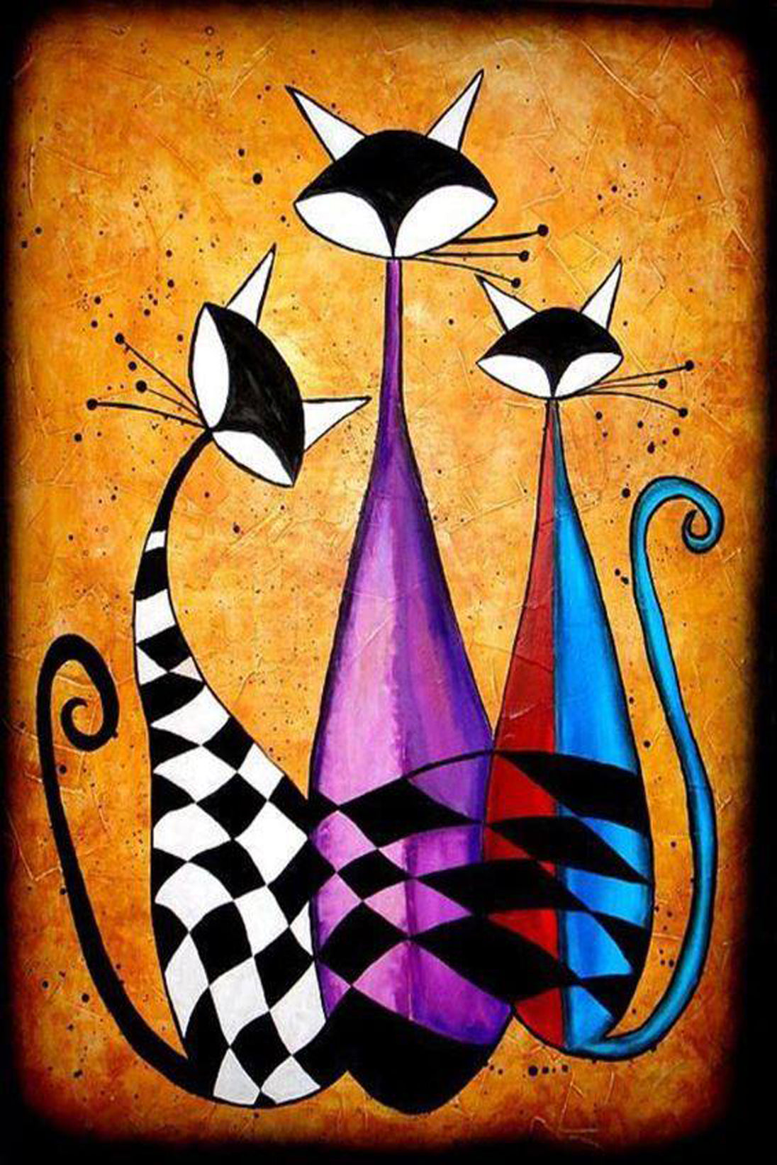 Diamond Painting mit drei abstrakten Katzen in kräftigen Farben vor goldorangem Hintergrund.
