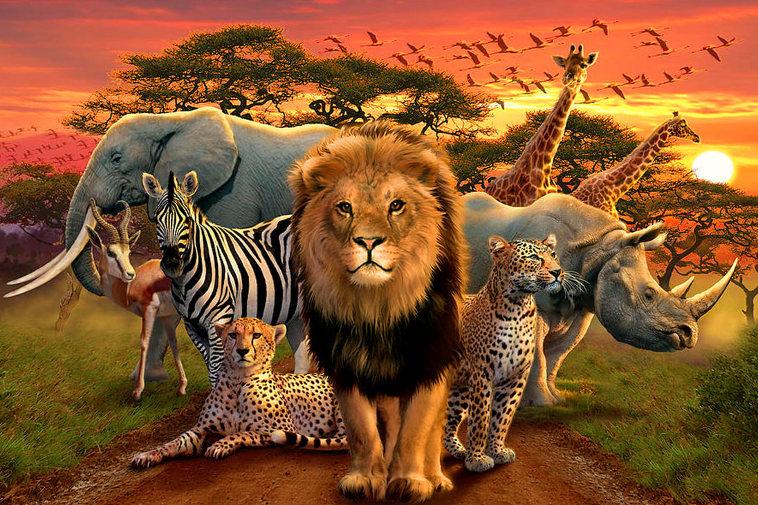 Buntes Diamond Painting mit Löwe, Elefant, Giraffe und weiteren afrikanischen Tieren vor einem Sonnenuntergang.