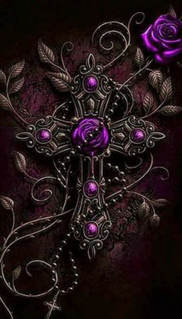 Diamond Painting eines verzierten Metallkreuzes mit violetten Rosen und einer Rosenkranz-Perlenkette auf dunklem Grund.