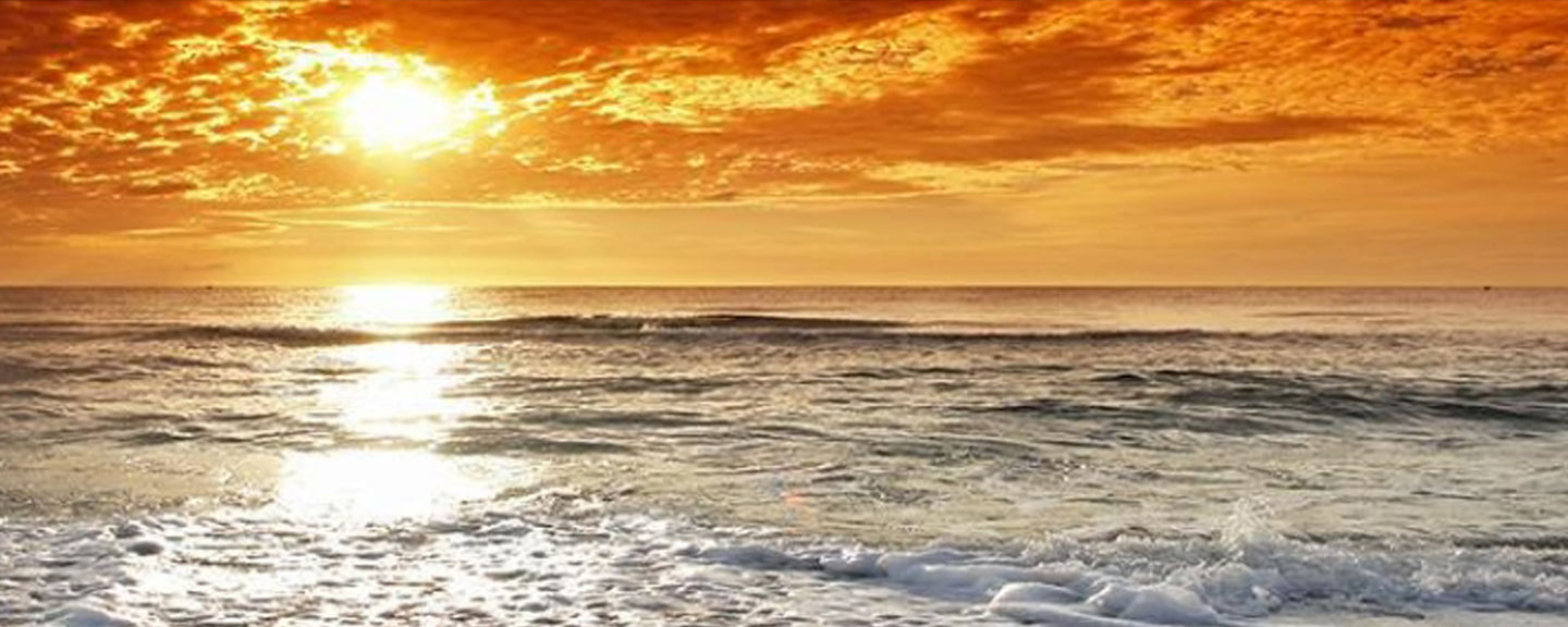 Diamond Painting eines goldenen Sonnenuntergangs über dem ruhigen Meer mit sanften Wellen.