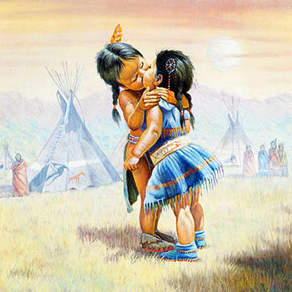 Diamond Painting von zwei indigenen Kindern, die sich vor Tipis in einer Savanne küssen.