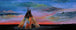 Diamond Painting eines Tipis in einer dunklen Ebene unter einem farbenfrohen Sonnenuntergang im Panoramaformat.