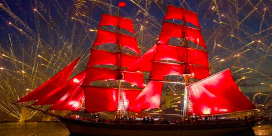 Diamond Painting eines großen Segelschiffs mit roten Segeln vor einem goldenen Feuerwerk auf dunkler See.
