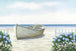 Diamond Painting eines weißen Holzbootes im Sand, umgeben von blauen Hortensien und weißen Margeriten am Meer.