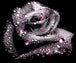 Diamond Painting mit schwarzer Rose und rosa Tautropfen vor schwarzem Hintergrund.
