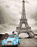 Diamond Painting mit Eiffelturm und hellblauem Oldtimer vor einer Pariser Stadtkulisse.

