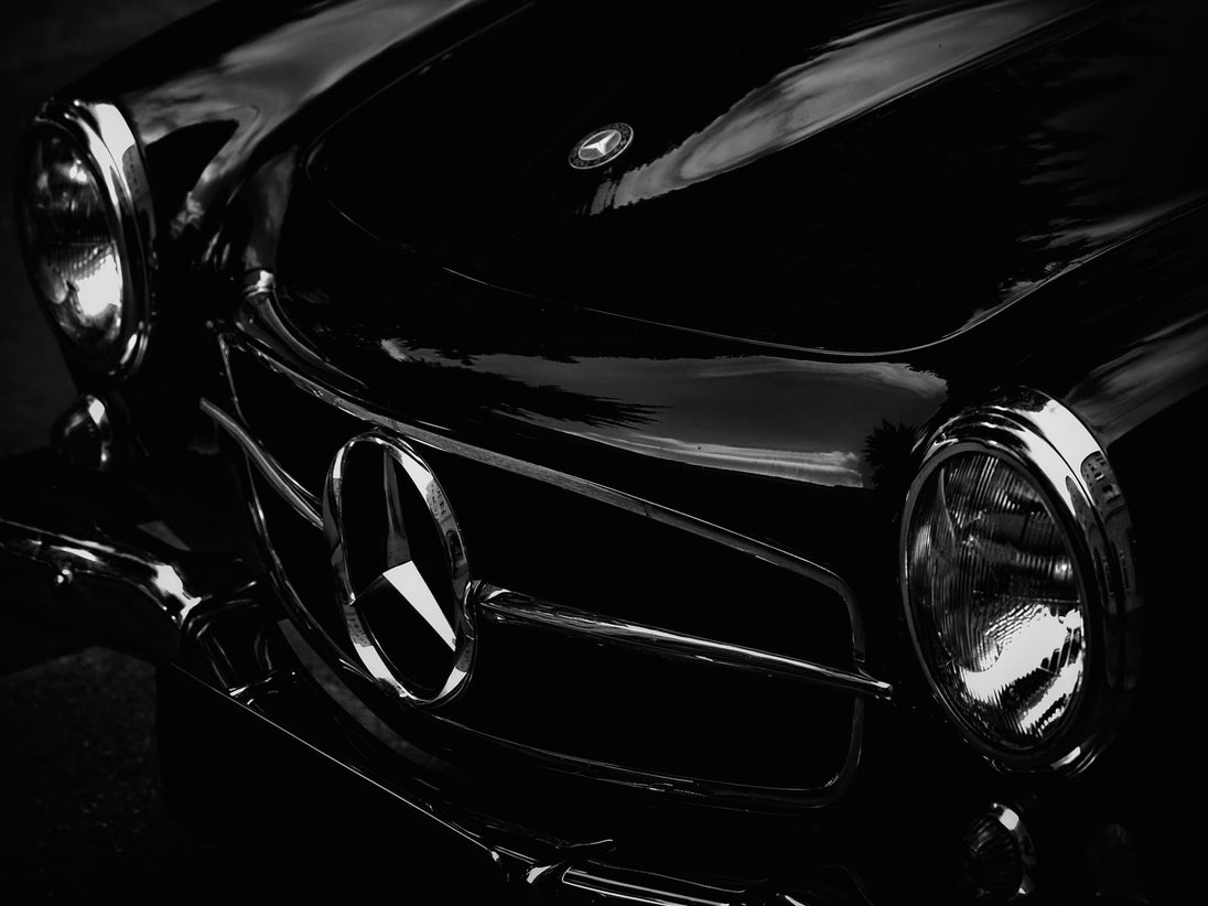 Diamond Painting Nahaufnahme eines schwarzen Mercedes Oldtimers in Schwarz-Weiß mit glänzendem Chrom. 
