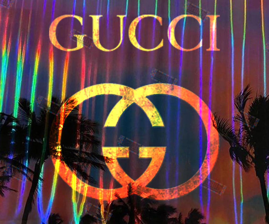 Diamond Painting mit Gucci-Schriftzug, Doppel-G-Logo, Federn und bunten Lichtstreifen auf dunklem Hintergrund.
