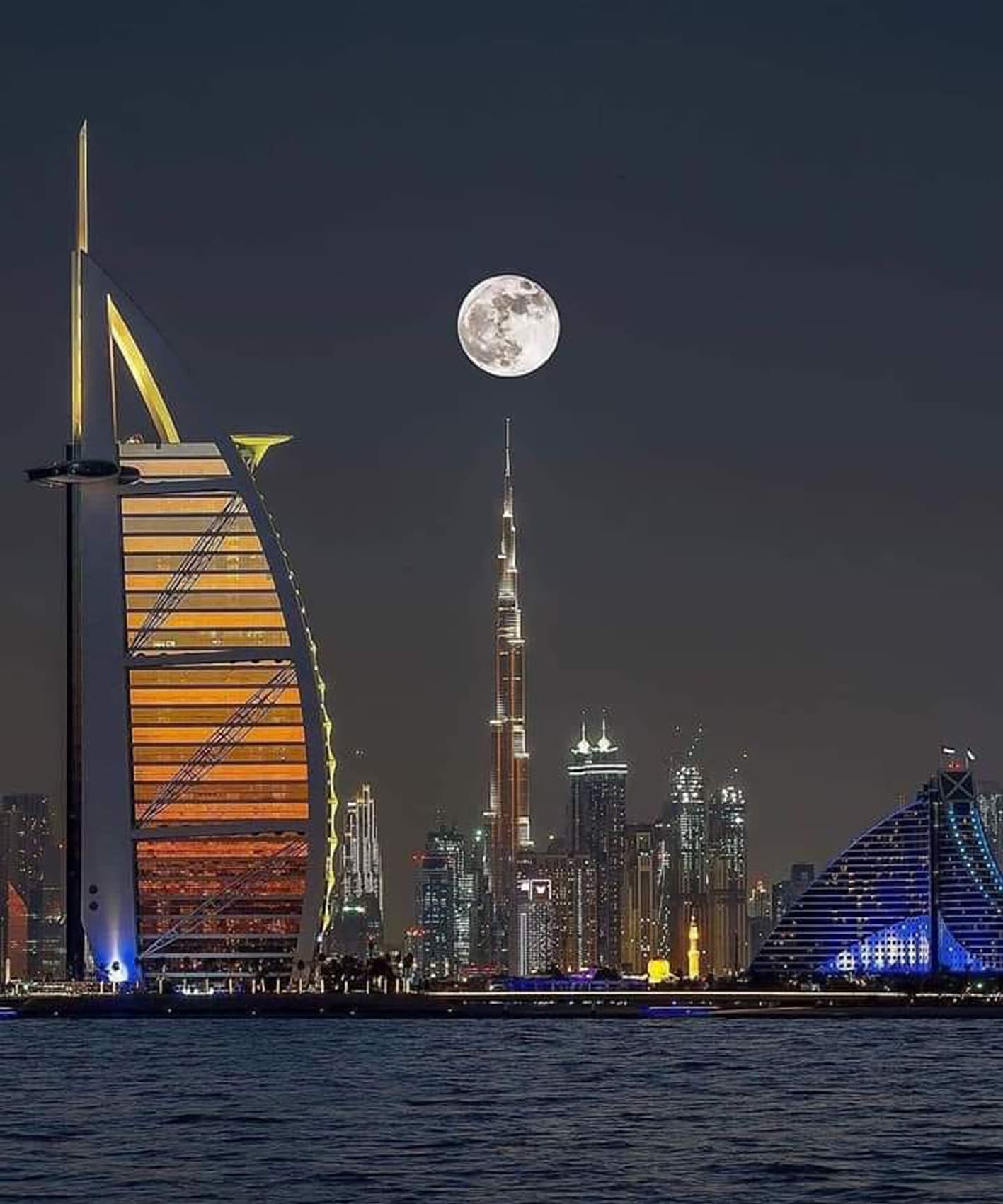 Diamond Painting der Skyline von Dubai mit Burj Khalifa und Burj Al Arab unter einem großen Vollmond. 
