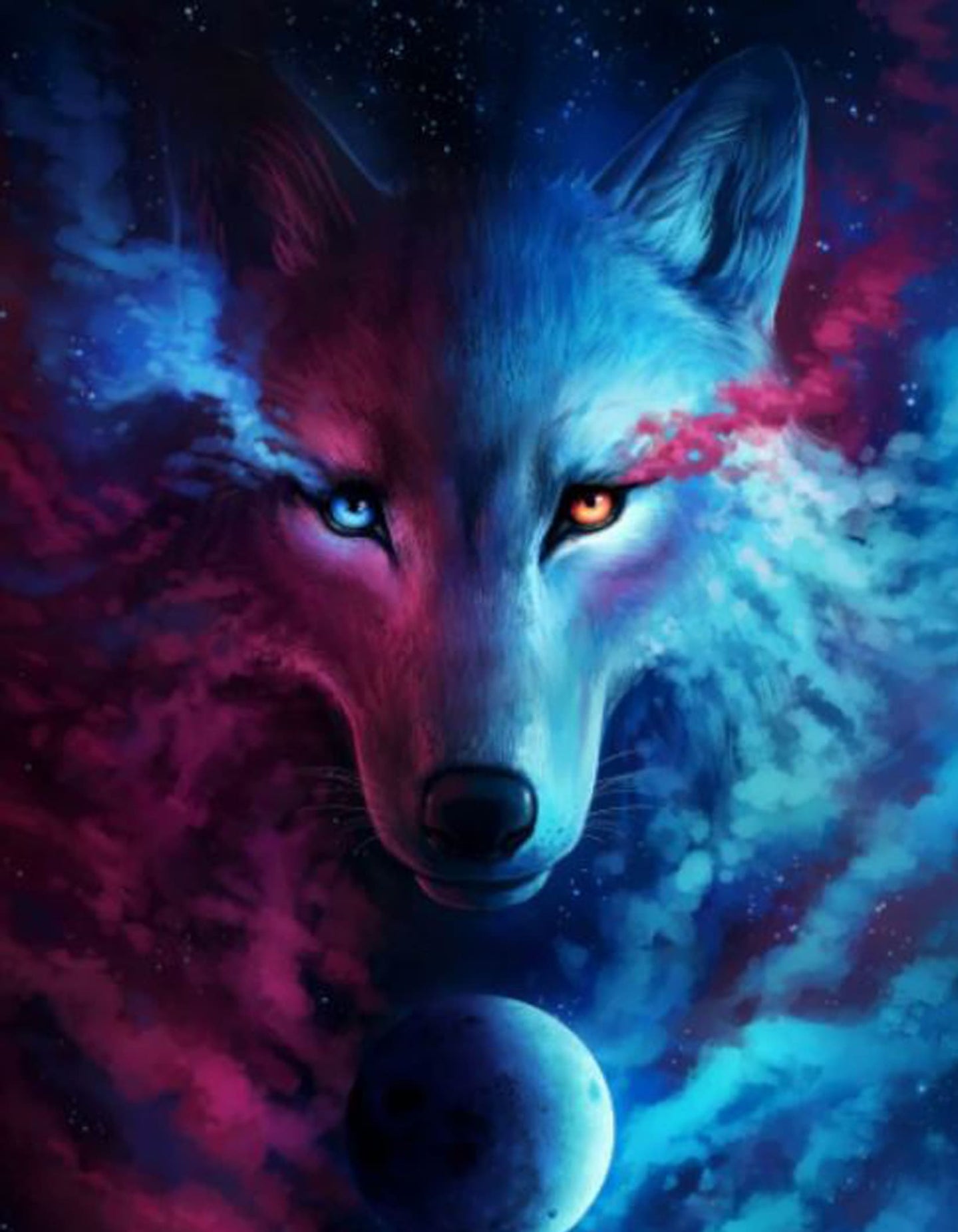Diamond Painting eines Wolfskopfes, der zur Hälfte blau und zur Hälfte pink leuchtet, mit verschiedenfarbigen Augen. 