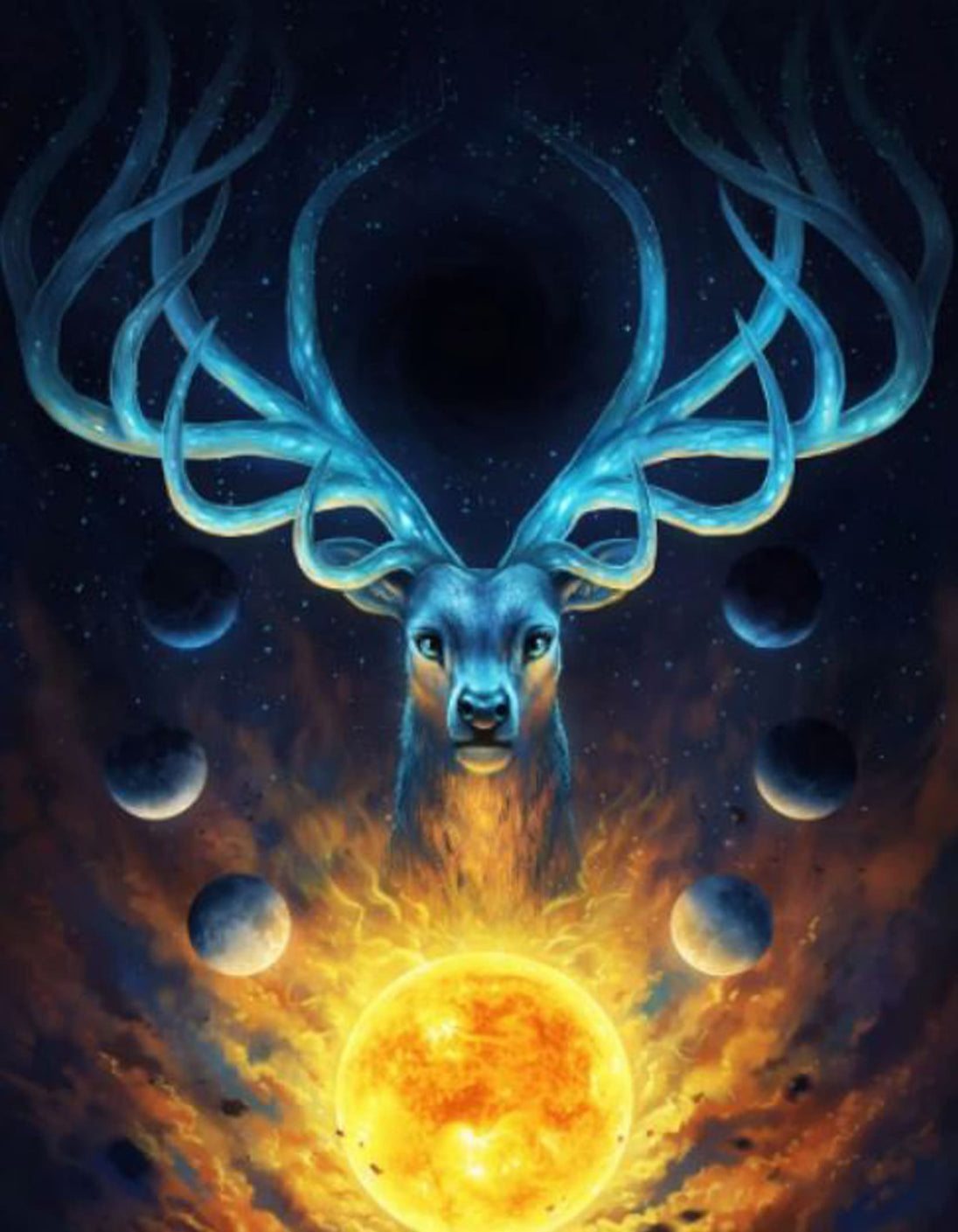Diamond Painting eines Hirsches vor einem Sonnenuntergang, dessen Geweih Planeten und Sterne hält. 
