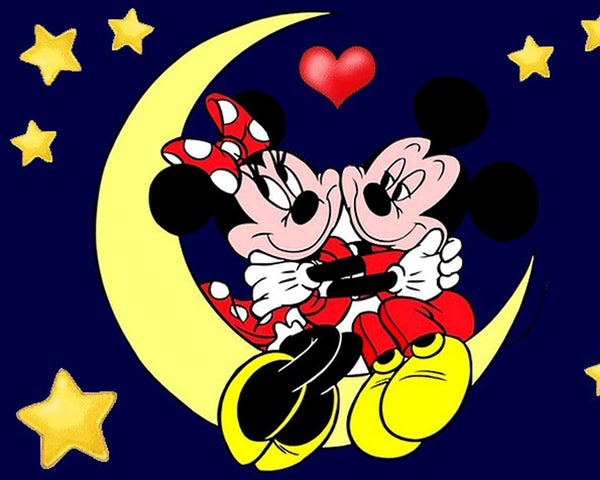 Diamond Painting von Micky und Minnie Maus, die sich auf einer gelben Mondsichel vor Sternen umarmen. 