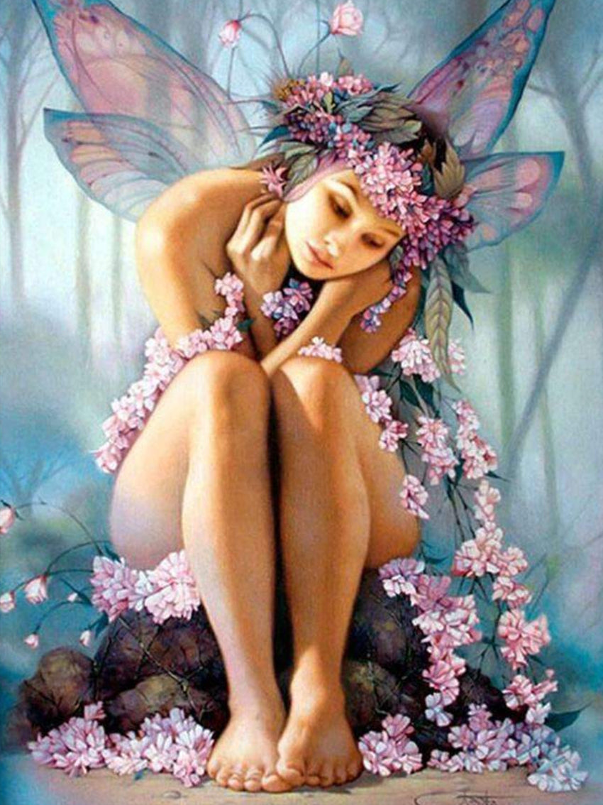 Diamond Painting Fee mit Blütenkranz, Flügeln und rosa Blumen im nebligen Wald