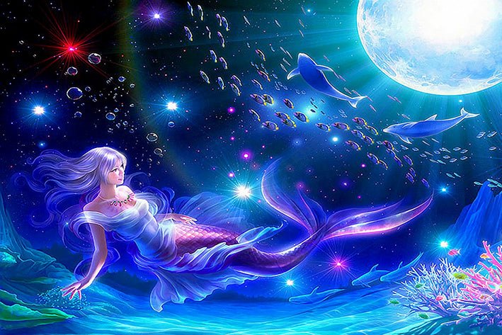 Diamond Painting einer Meerjungfrau, die in einer blauen Nacht unter einem Vollmond mit Fischen schwimmt.