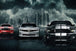 Diamond Painting von drei Muscle-Cars (Camaro, Challenger, Mustang) im Regen vor einer dunklen Stadtskyline.