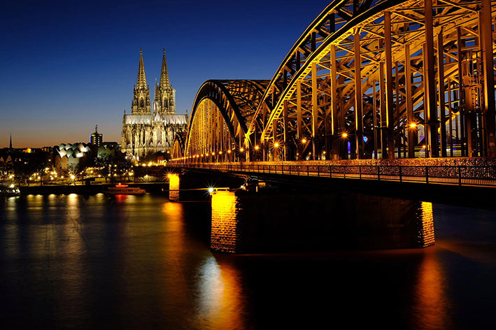 Diamond Painting der Hohenzollernbrücke in Köln mit dem beleuchteten Dom im Hintergrund bei Nacht über dem Rhein.