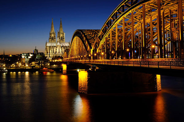 Diamond Painting der Hohenzollernbrücke in Köln mit dem beleuchteten Dom im Hintergrund bei Nacht über dem Rhein.