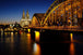 Diamond Painting der Hohenzollernbrücke in Köln mit dem beleuchteten Dom im Hintergrund bei Nacht über dem Rhein.