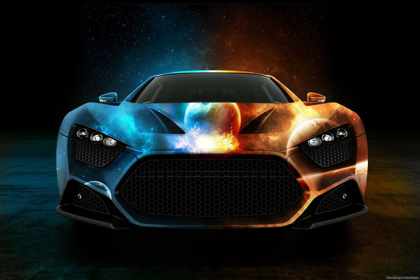 Diamond Painting einer Sportwagenfront, die halb in blauen Galaxien und halb in feurigem Orange dargestellt ist.