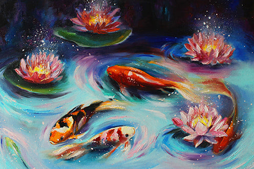 Diamond Painting von bunten Koi-Fischen, die zwischen rosa Seerosen in blau-grünem Wasser schwimmen.