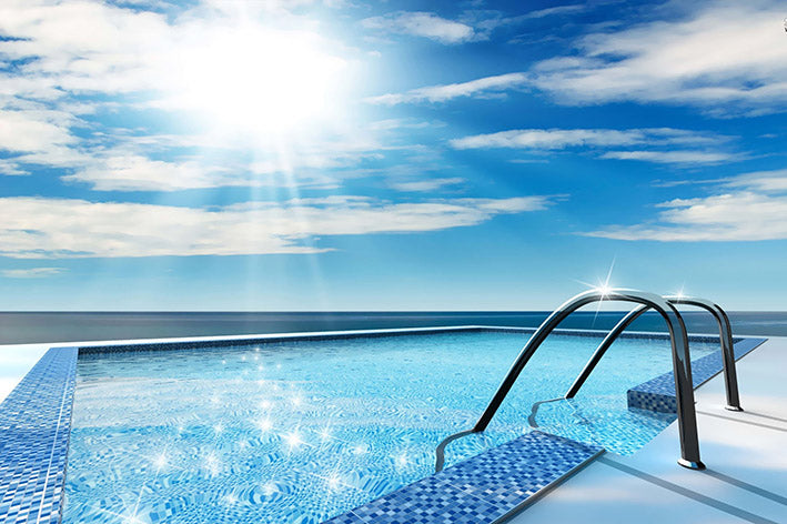 Diamond Painting eines Infinity-Pools mit blauem Wasser und Blick auf das weite Meer unter strahlender Sonne.