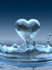 Diamond Painting eines Herzens, das aus einer spritzenden Wasserwelle in klarem Blau geformt wird.
