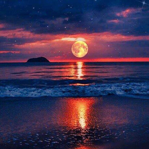 Diamond Painting eines goldenen Vollmonds über dem Meer bei Nacht mit glitzernden Sternen am lila Himmel.
