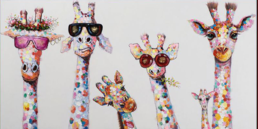 Diamond Painting einer Giraffenfamilie im Panoramaformat mit bunten Farbtupfern, Sonnenbrillen und Blumenkränzen.
