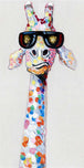 Diamond Painting einer einzelnen Giraffe mit einer schwarzen Sonnenbrille und bunten Farbtupfern auf weißem Grund.
