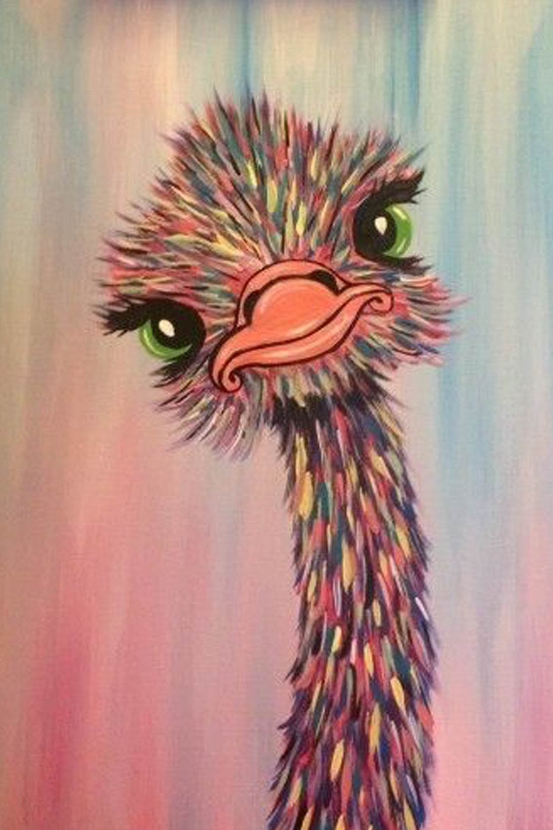 Diamond Painting eines niedlichen Straußenbabys mit großen grünen Augen vor einem rosa-blauen Hintergrund.
