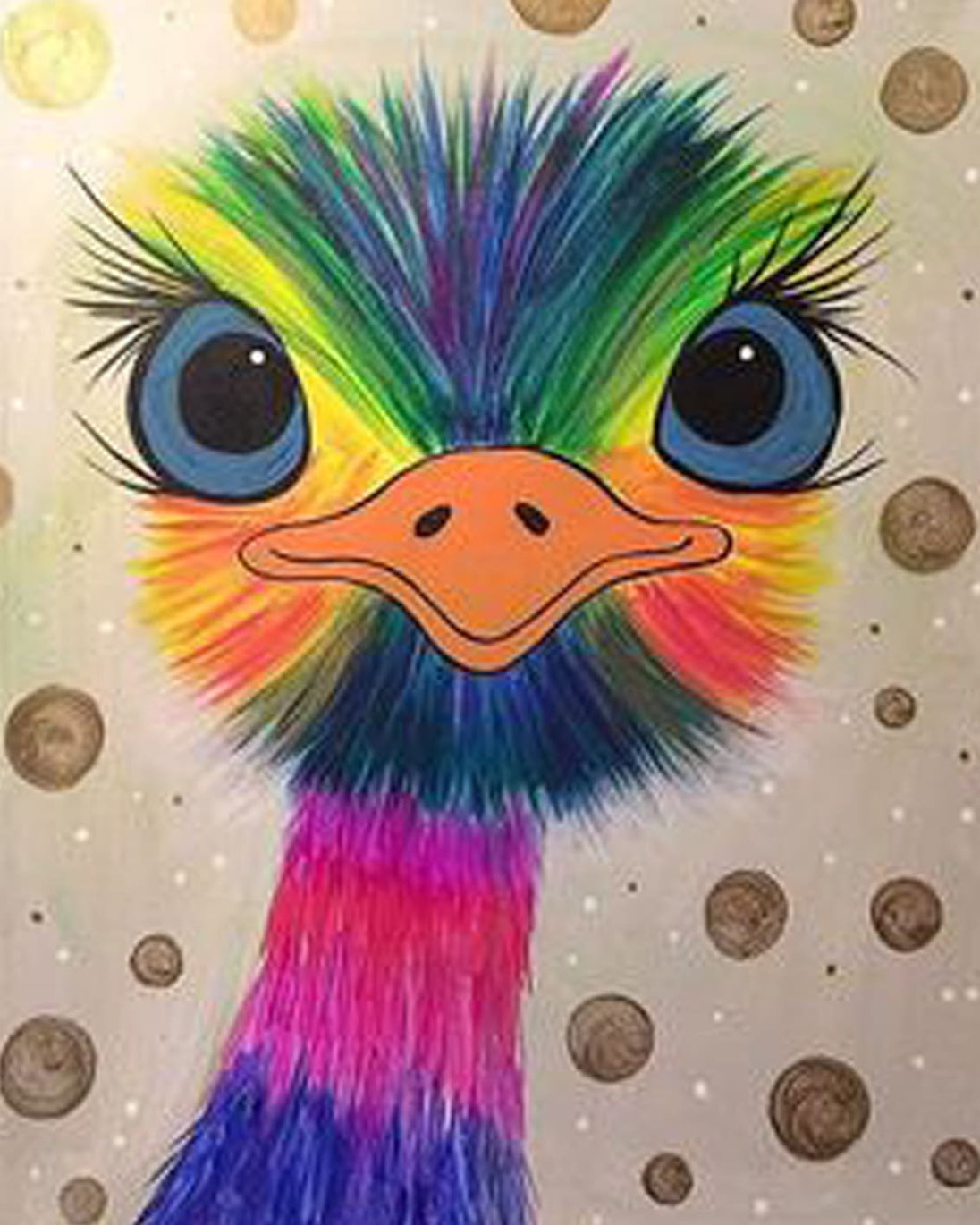 Diamond Painting eines bunten Straußenkopfs mit großen blauen Augen vor einem beige gepunkteten Hintergrund.