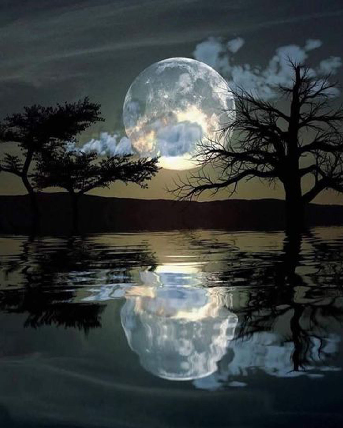 Diamond Painting mit Vollmond über stillem See und spiegelnder Wasseroberfläche bei Nacht.