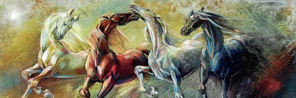 Diamond Painting von vier Pferden in verschiedenen Farben, die dynamisch durch eine grüne Landschaft galoppieren. 

