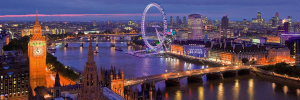 Diamond Painting der Londoner Skyline mit dem London Eye und Brücken bei Nacht in Blau- und Violetttönen. 
