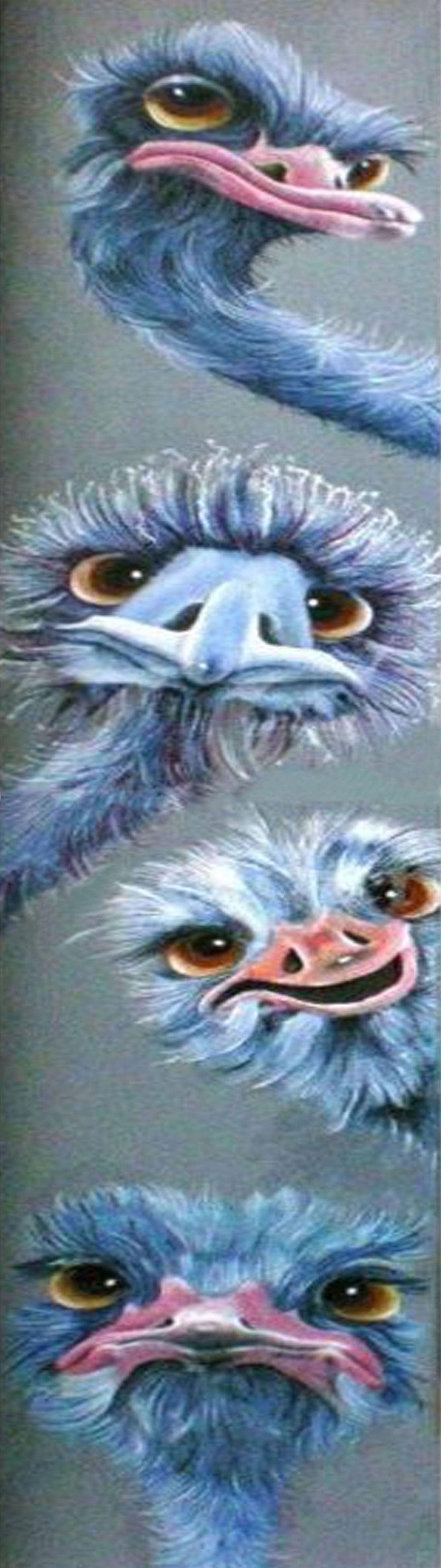 Diamond Painting von vier blauen Straußenköpfen mit großen Augen in vertikaler Anordnung auf grauem Grund. 