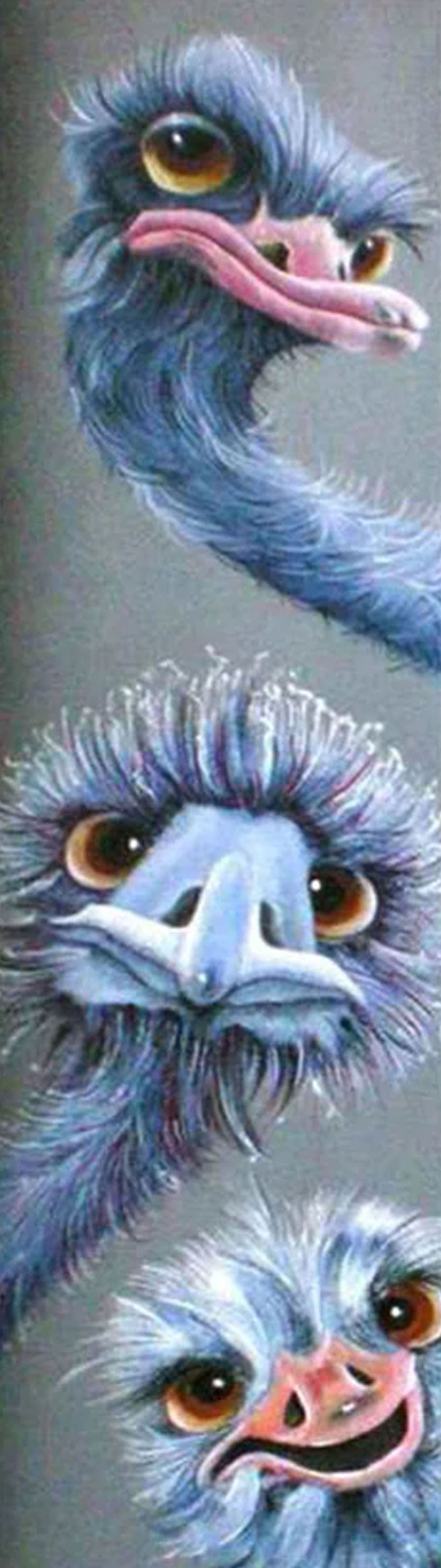Diamond Painting von drei blauen Straußenköpfen mit großen Augen in vertikaler Anordnung auf grauem Grund.