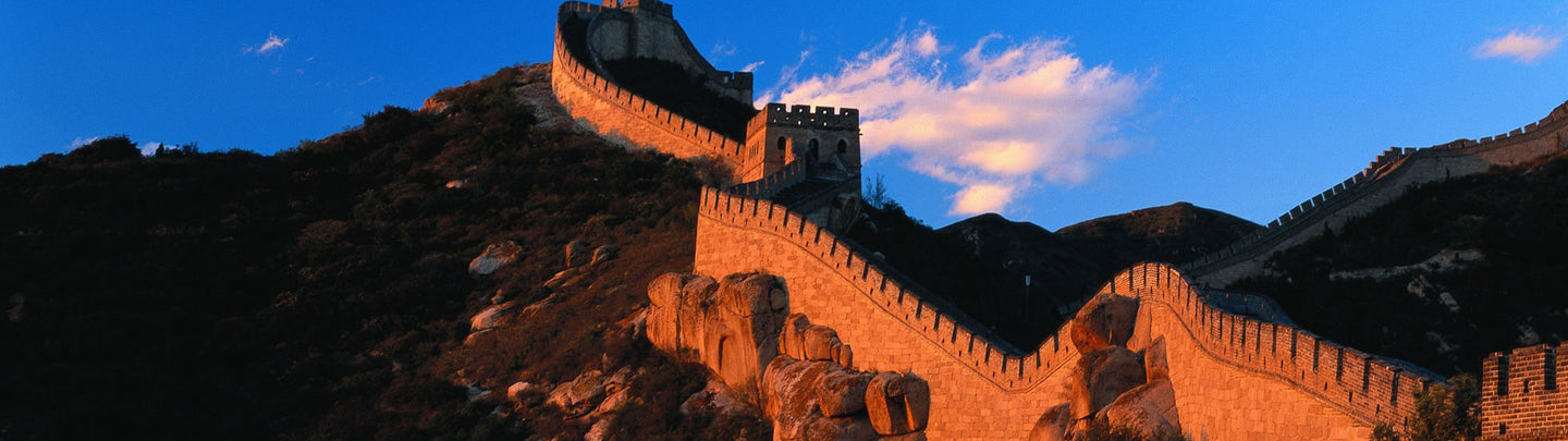 Diamond Painting der Chinesischen Mauer mit Berglandschaft und blauem Himmel.